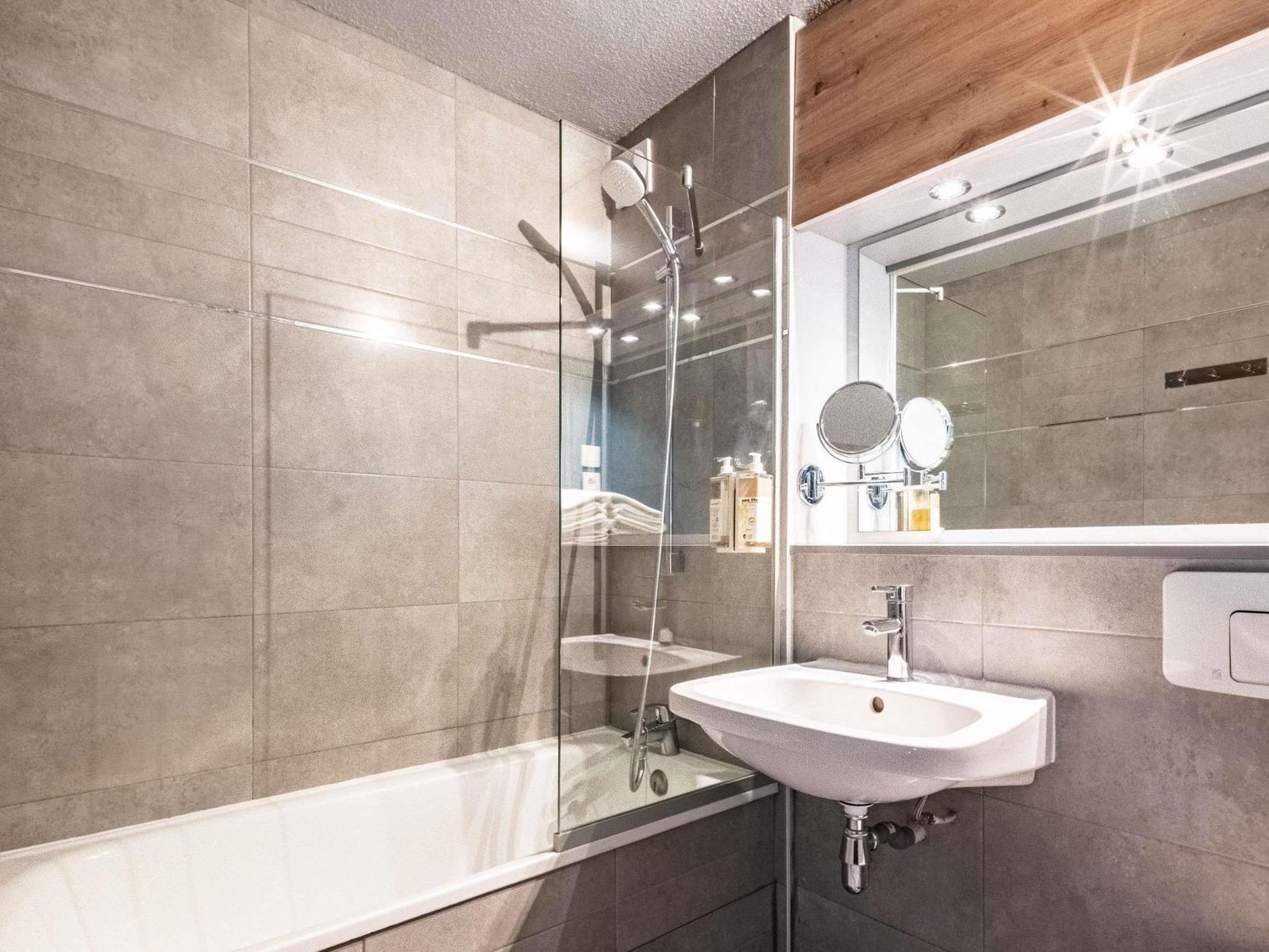 Greet Hotel Massieux Lyon Nord Экстерьер фото